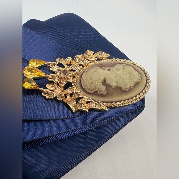 Victorian Style Gold and Blue Brooch with Cameo Design - Picture 4 of 6